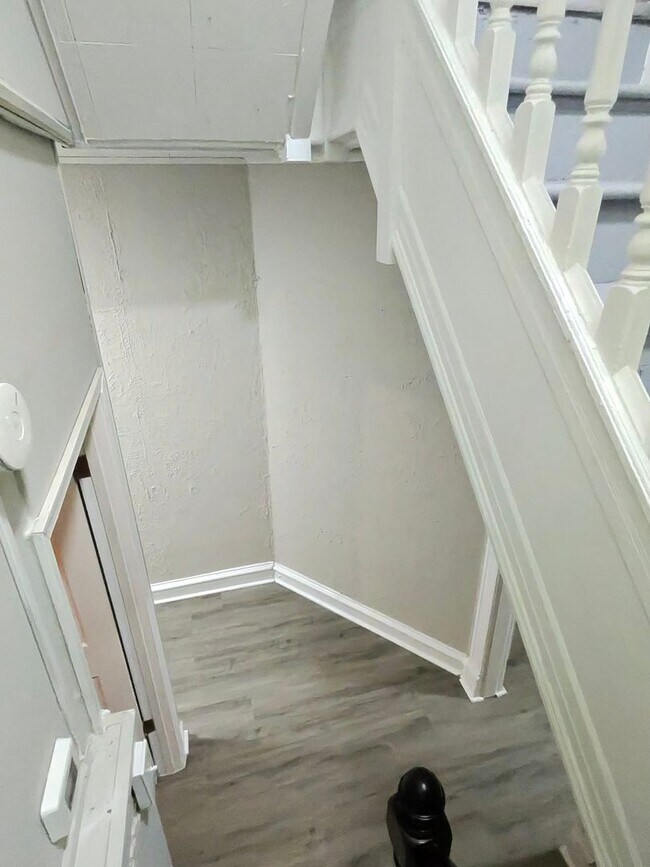 Building Photo - Rare 7-Bedroom, 3.5-Bath Home with Generous Living Space