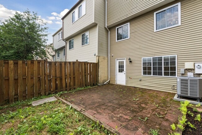 Building Photo - Conveniently located in the Courts of Tysons!