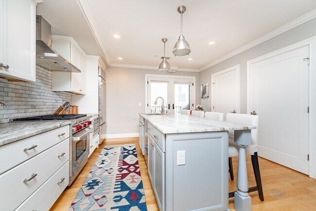 Primary Photo - 880 E 2nd St