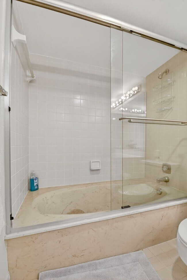 Building Photo - 5560 Fairway Park Dr