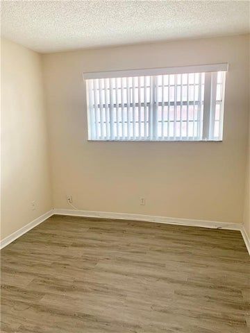 Building Photo - 680 Tennis Club Dr