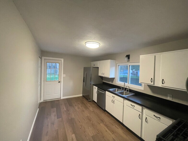 Building Photo - 36370 S Riverview Dr