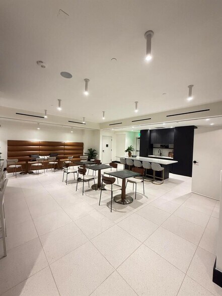 Building Photo - 225 N Miami Ave