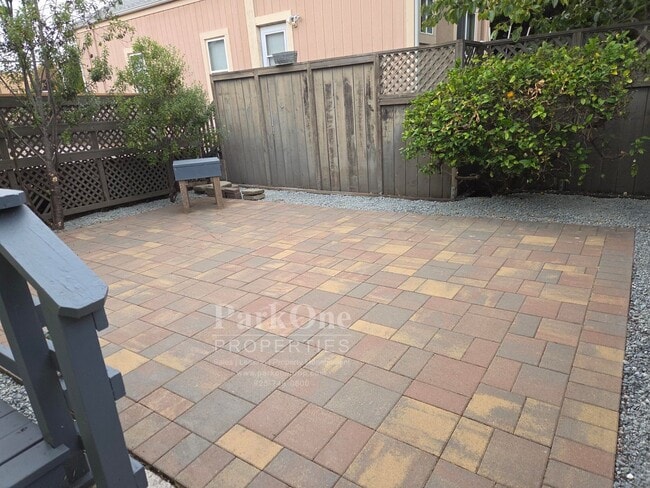 Building Photo - Super Cute 2 bedroom House in the heart of...