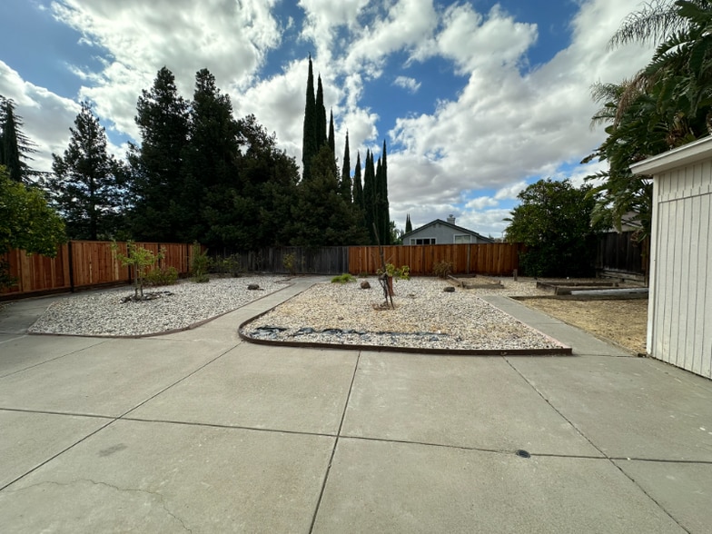 Building Photo - 2426 Carpinteria Dr