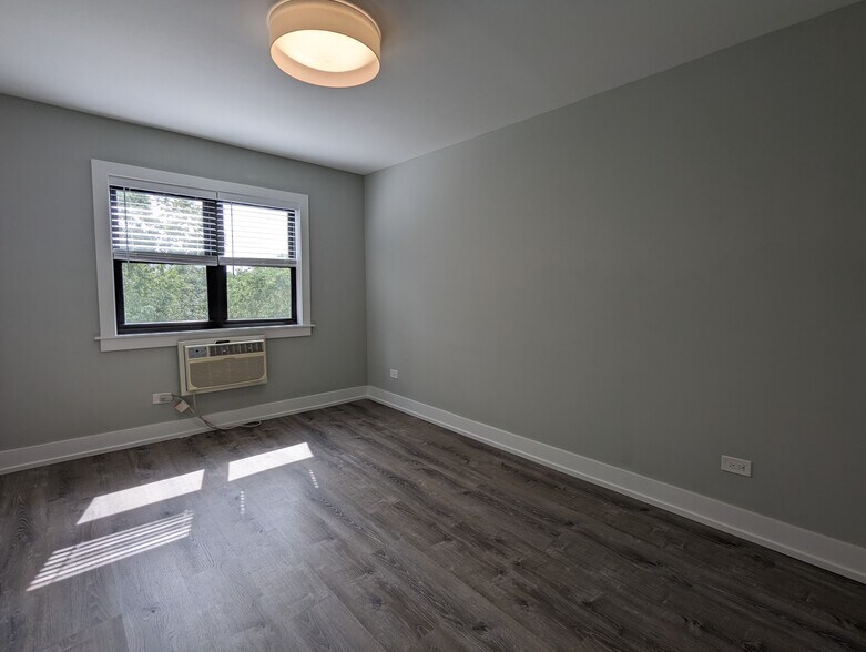 Building Photo - 456 W Barry Ave