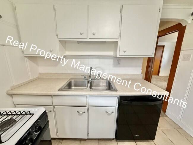 Building Photo - Quaint Home with Lots of Space