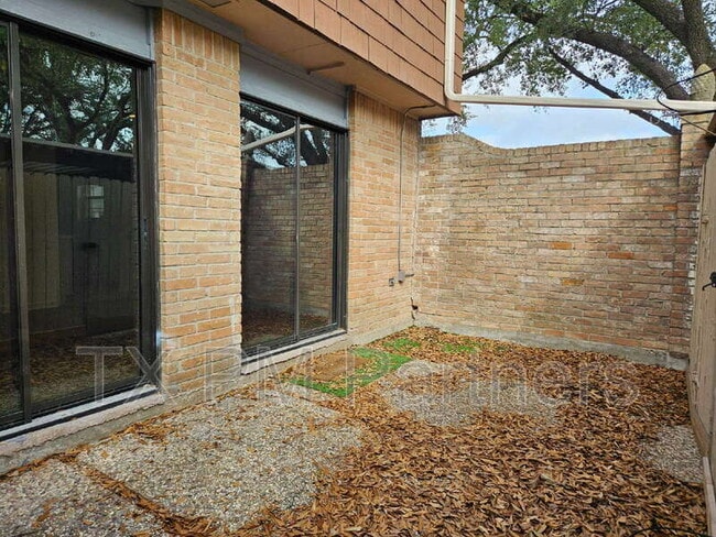 Building Photo - 500 N Post Oak Ln