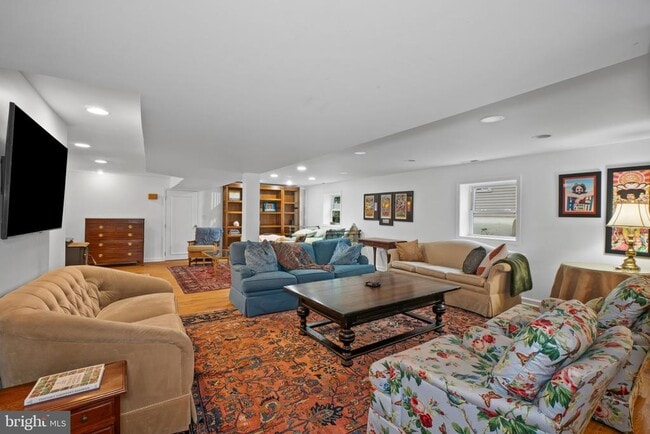Building Photo - 332 Riverside Dr