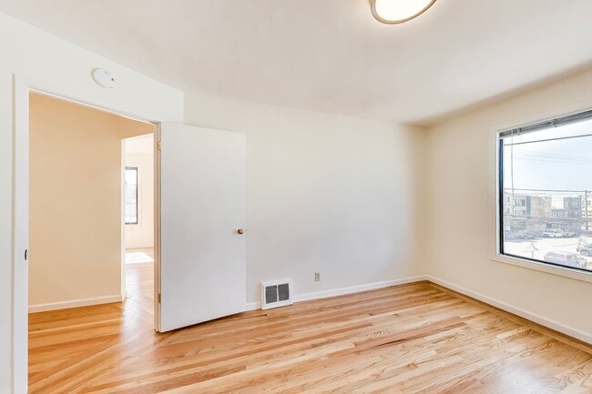 Building Photo - Top-Floor 2BD/1BA Near Ocean Beach & Golden Gate Park