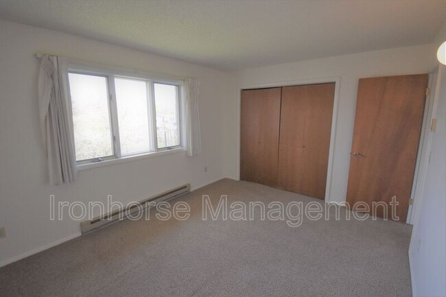 Building Photo - 811 W Villard St