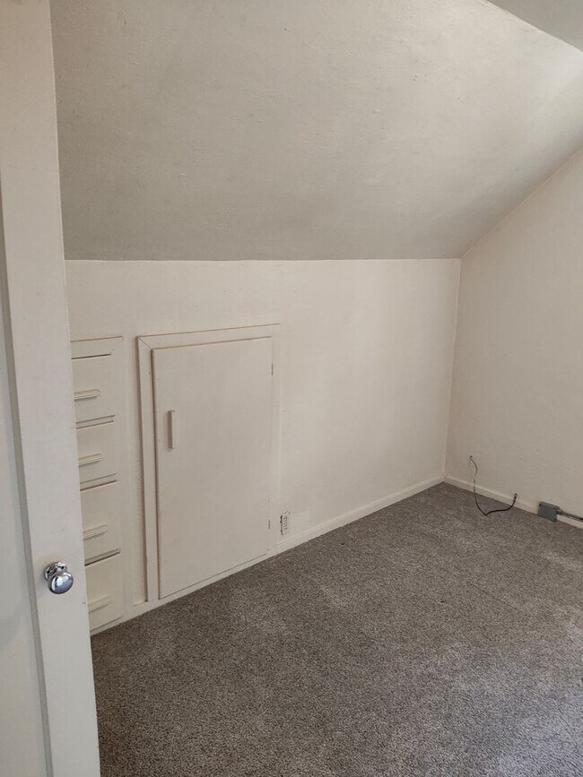 Building Photo - 4BR/2BA House only $1995/month!!!