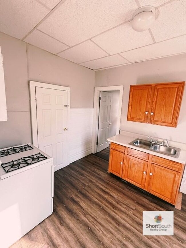 Building Photo - Updated 1 Bed 1 Bath main floor unit