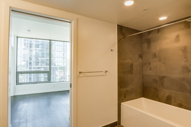 Building Photo - 2Bd/2Ba Seattle Condo