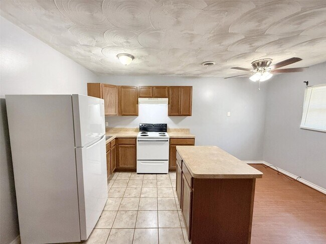 Building Photo - 211 Skyway Dr