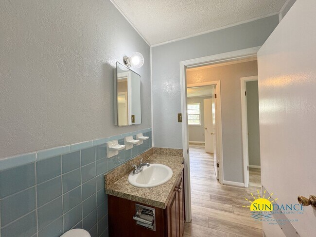 Building Photo - 2052 Roberts Dr