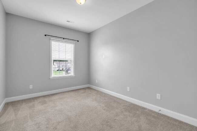 Building Photo - Luxury 3BR/2.5BA Townhome in Riverside Area with Modern Upgrades $1,850/mo rent