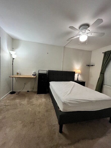 Building Photo - 8 Deer Run Ct