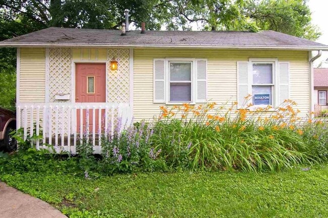 Building Photo - Charming 1 Bedroom 1 bath House in Iowa City