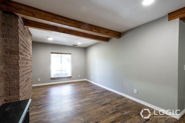 Building Photo - Stunning Single Family Home In Excellent L...