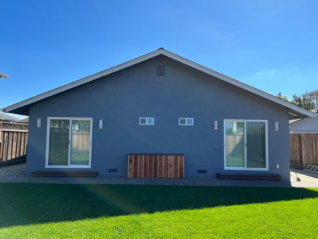 Building Photo - 145 Evergreen Way