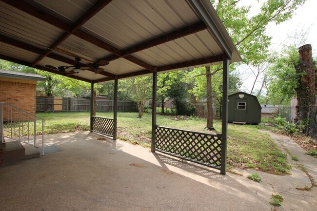 Building Photo - Adorable 3 Bed 2 Bath in Tyler with TWO Living Spaces! 1/2 OFF FIRST FULL MONTHS RENT!!