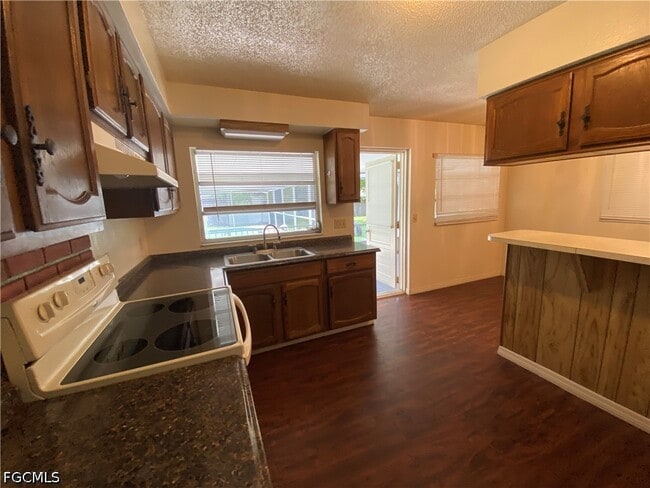 Building Photo - 7906 Suncoast Dr
