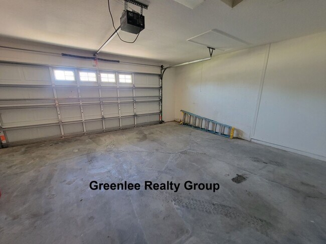 Building Photo - Spacious 3 Bed / 2 Bath pool home with lawn and pool care included in beautiful Rosewood at River...