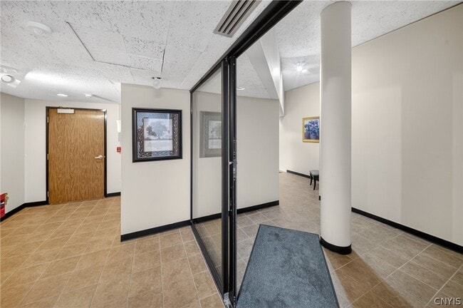 Building Photo - 443 S Warren St