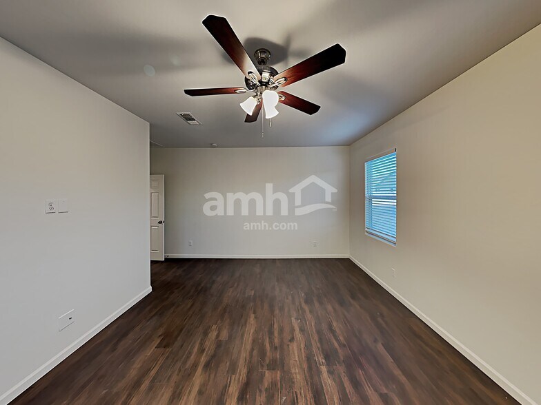 Building Photo - 1709 E Primavera Way