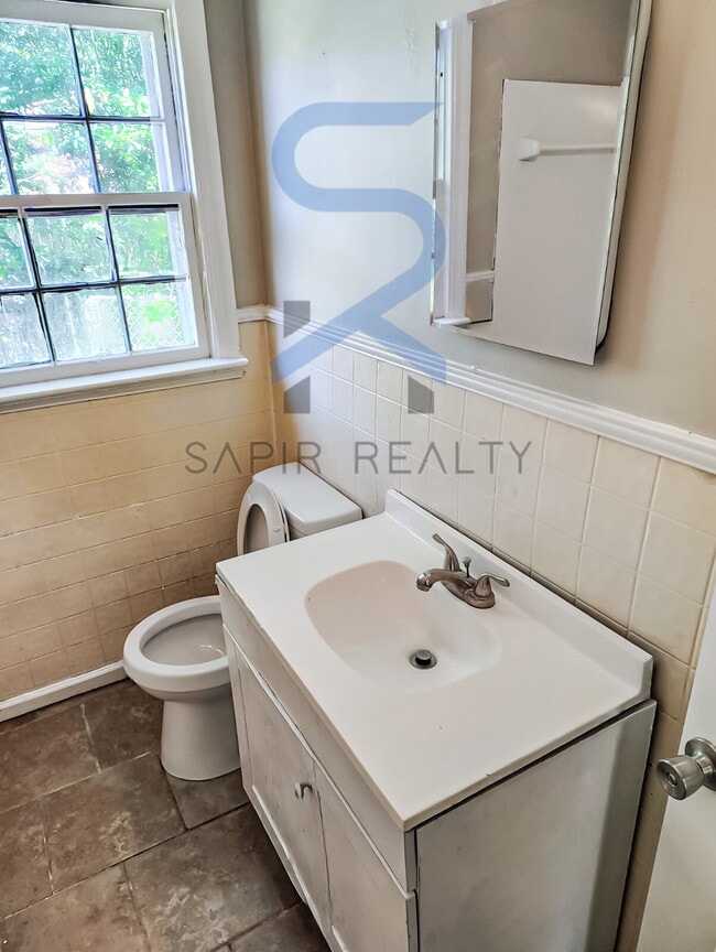 Building Photo - Move in before November 30th and choose yo...