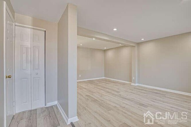 Building Photo - 216 E 7th St