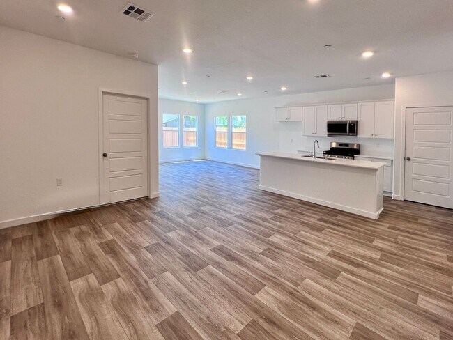 Building Photo - $2,595 Fowler & Dakota, 4 Bedroom 2 Bathro...