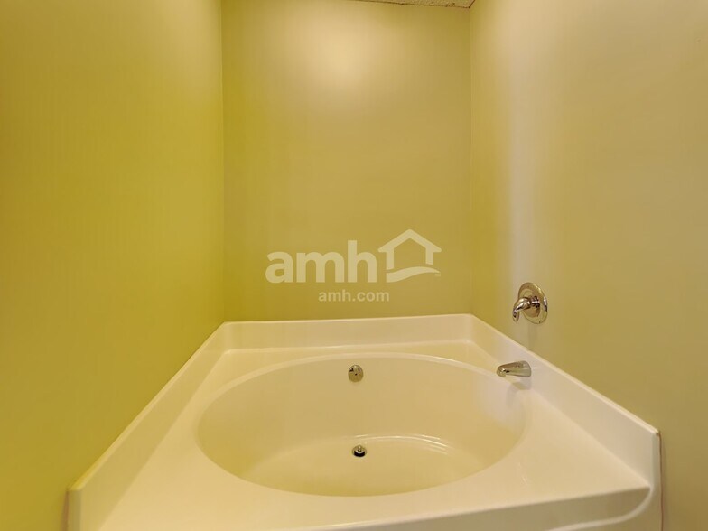 Building Photo - 4016 Broken Arrow Dr