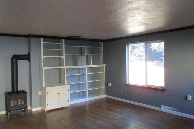 Building Photo - 2 Bedroom House in Burlington