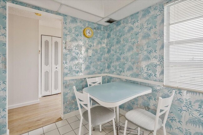 Building Photo - Meadowbrook Lakes View East Condominiums - Dania Beach