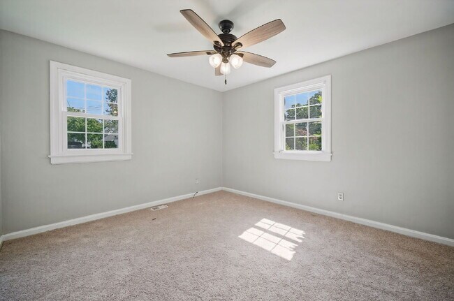 Building Photo - RARE FIND-4 BEDROOMS, 2 BATHROOMS, FENCED BACK YARD and GARAGE-PETS!!