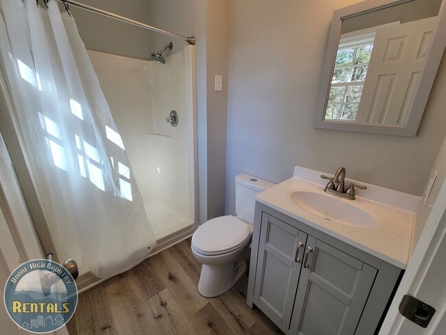 Building Photo - Adorable and Spacious Ranch Close to Town!