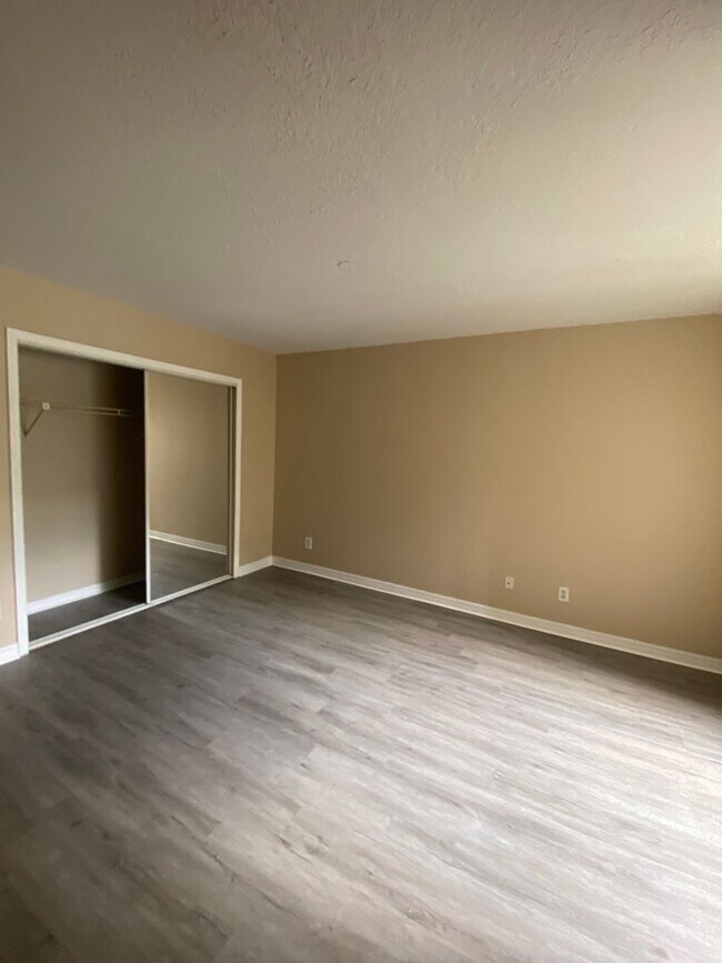 Building Photo - 575 Bloomington Ct