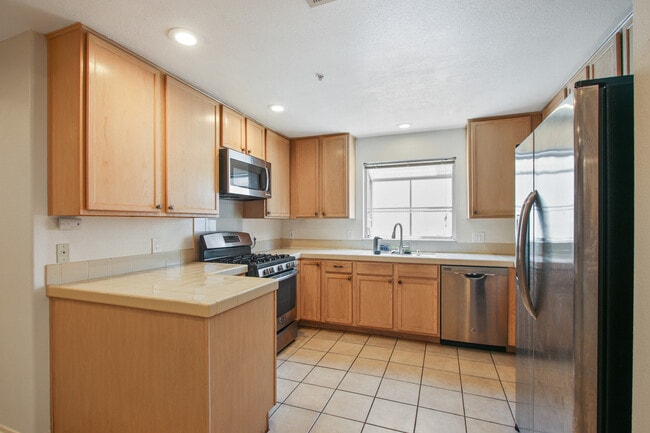 Building Photo - 319 W Duarte Rd