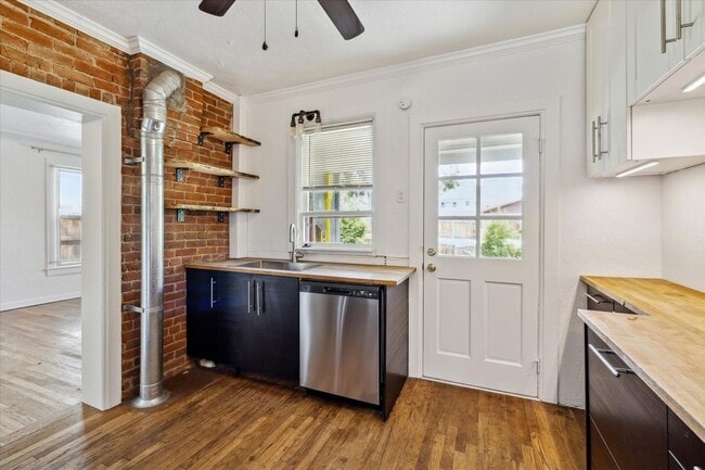 Building Photo - Charming 1-bedroom with office, 1-bathroom...
