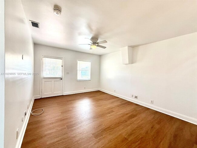 Building Photo - 2403 Scott St