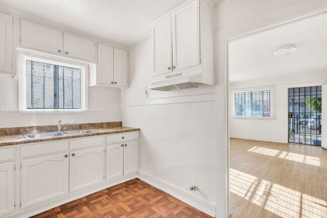 Building Photo - MODERN 2BED/1BATH APARTMENT WITH WASHER/DRYER HOOKUPS | SOUTH LA