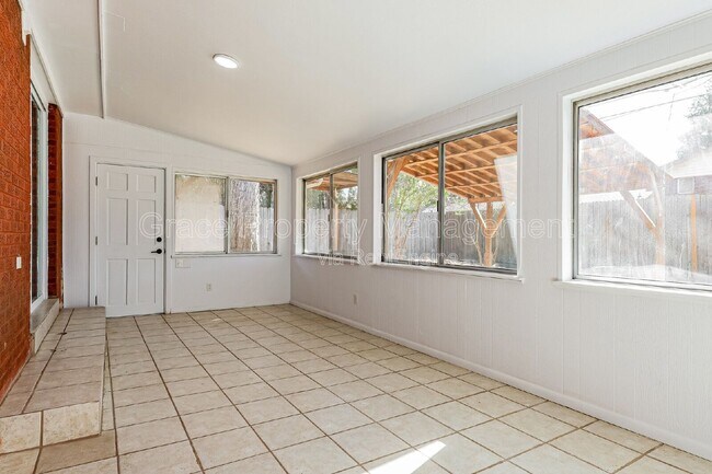 Building Photo - 287 Troy St