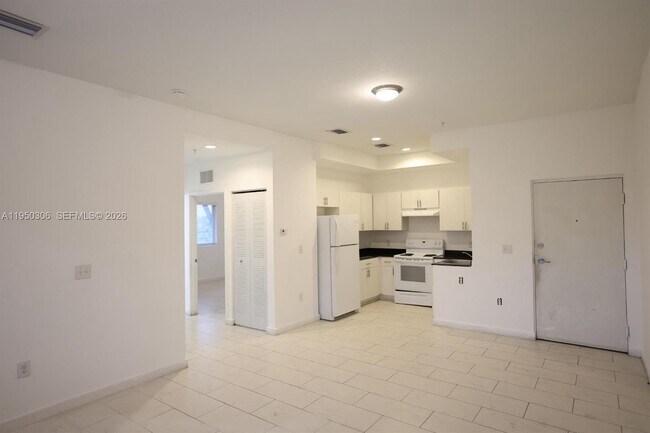 Building Photo - 405 E 7th St