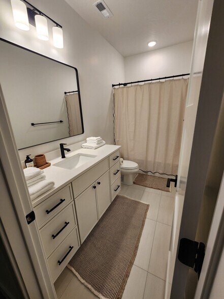 Building Photo - 2218 380 S