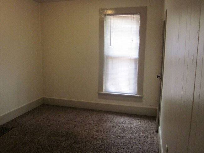Building Photo - 810 Huestis Ave