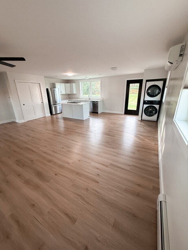 Building Photo - 959 W River Rd