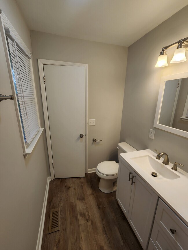 Building Photo - 108 Oak Park Dr