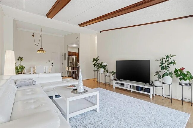 Building Photo - 57 Broadlawn Park